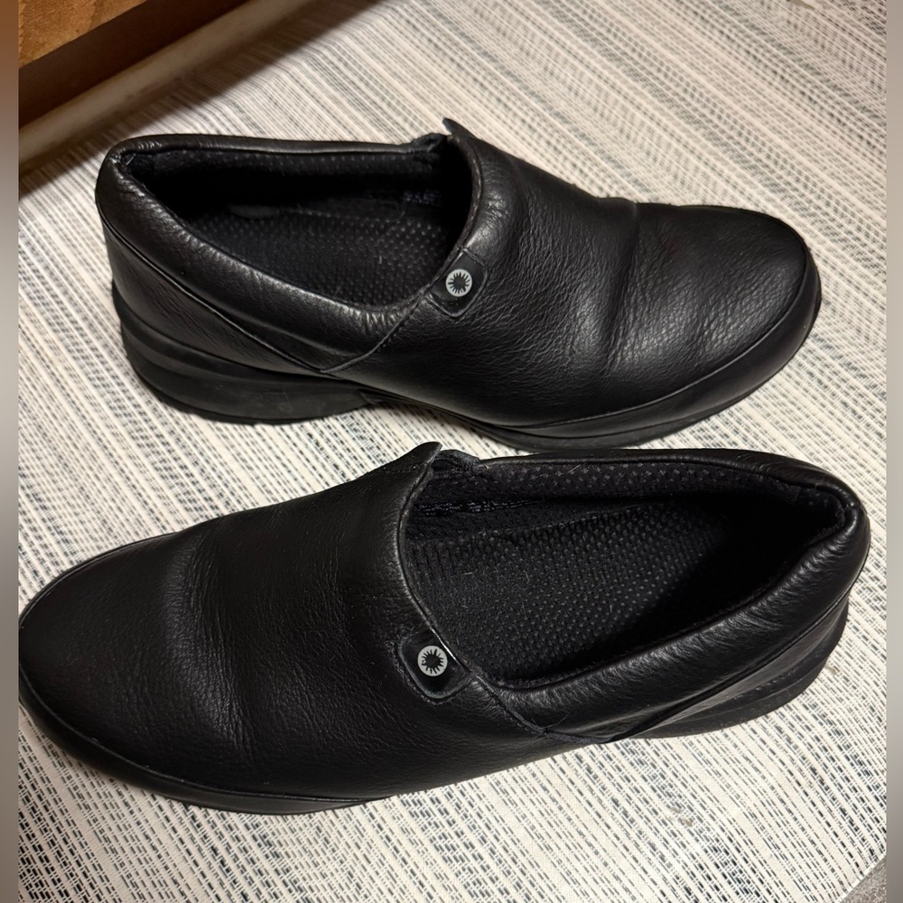 Akesso Helia slip-on nursing shoes in black leather
